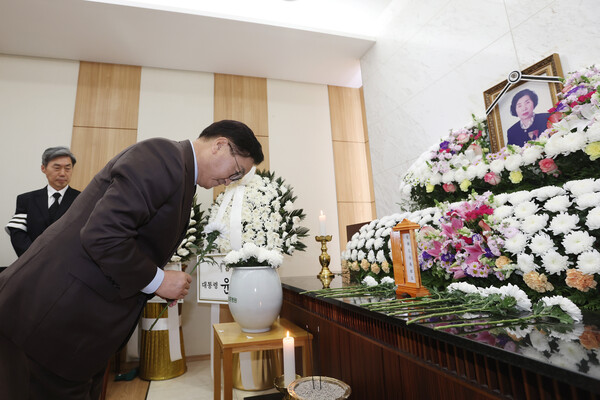 ▲우원식 국회의장이 오희옥 애국지사를 조문하는 모습. ⓒ국회