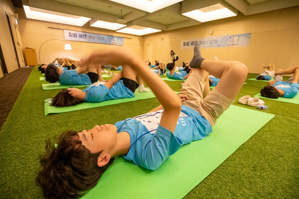 ▲지난 8월 KT가 디지털 시민 프로젝트 활동으로 개최한 ‘디지털 디톡스 캠프’에 학생들이 참여하는 모습ⓒKT