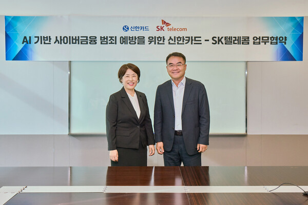 ▲이규식 SKT AI Contact사업 담당(사진 오른쪽)과 진미경 신한카드 고객 최고 책임자(사진 왼쪽)가 협약서에 서명하고 기념촬영을 하고 있는 모습ⓒSK텔레콤