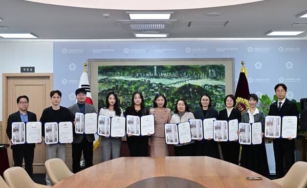 ▲2024 행정사무감사 유공 직원들과 단체사진 촬영 중인 최호정 서울시의회 의장. ⓒ서울시의회