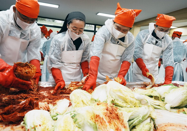▲(왼쪽 두번째부터) 양은미 수정노인복지관장과 정용기 한국지역난방공사 사장이 20일 경기 성남시 수정노인종합복지관에서 진행된 ‘2024 사랑나눔 김장행사’에 참여해 정성껏 김장김치를 담고 있다. ⓒ한국지역난방공사