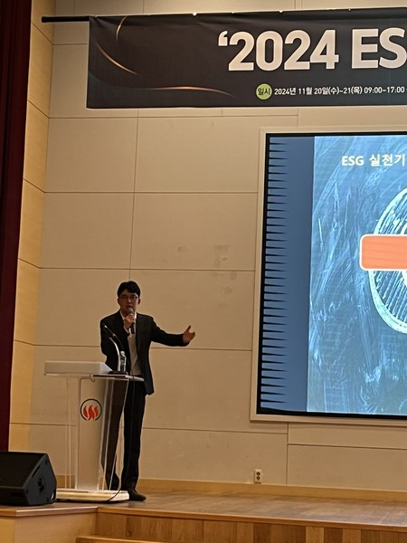 ▲문태희 SK텔레콤 AI Care팀 문태희 팀장이 기업 ESG성공 사례 발표를 하고 있다 ⓒSR타임스