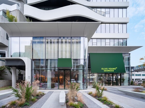 ▲11월 22일 개점 예정인 ‘올리브영N 성수’ 매장 외부 전경. ⓒCJ올리브영