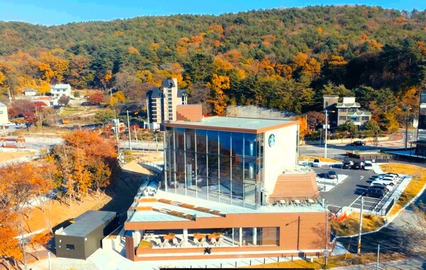 ▲더춘천의암호R점 외부 전경. ⓒ스타벅스 코리아