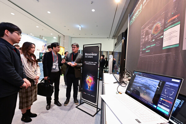 ▲LG전자는 지난 20일 서울 마곡 LG사이언스파크에서 B2B사업에 특화된 스타트업을 발굴·협업하는 '비즈노베이터 2024'의 성과발표회를 열었다. LG전자 관계자들이 초음파 영상을 AI로 분석하는 '빔웍스' 기술을 살펴보고 있다. ⓒLG전자