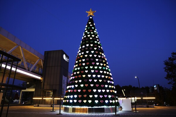 ▲다시 보다, 희망의 빛 1332 공병 트리 전경. ⓒ아모레퍼시픽재단