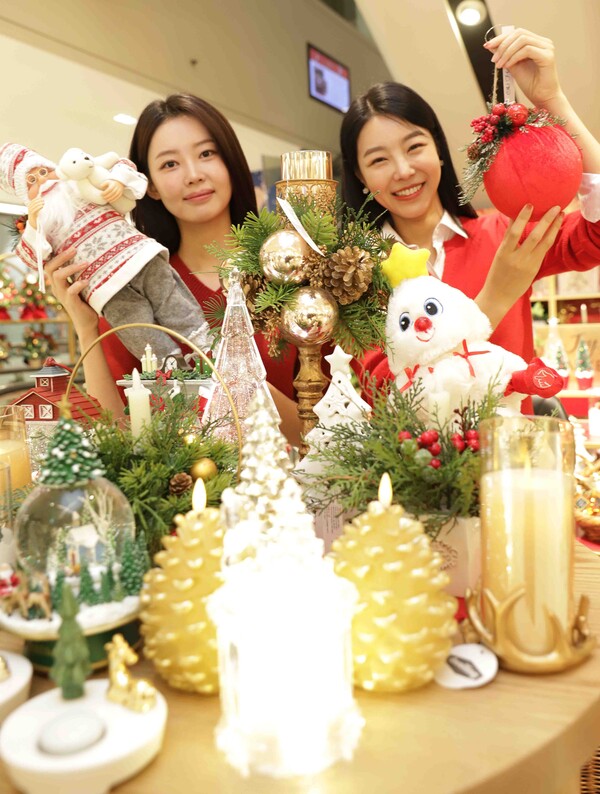 ▲홀리데이 기프트 마켓 팝업에서 관련 상품을 소개하는 모습. ⓒ신세계백화점