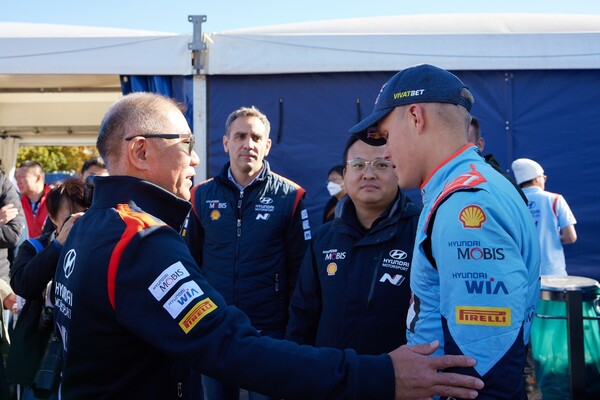 ▲정의선 회장(사진 왼쪽)이 현대 월드랠리팀 오트 타낙 드라이버를 만나 격려하는 모습. ⓒ현대차그룹