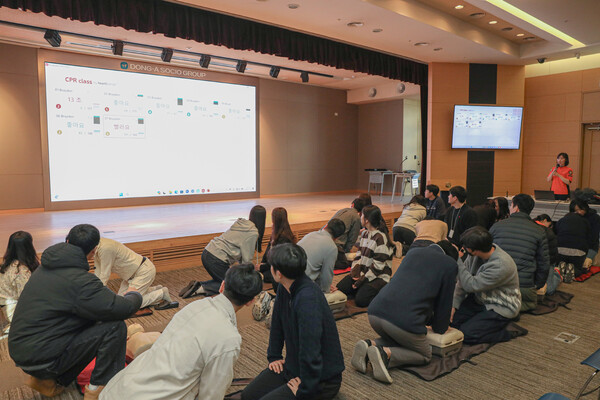 ▲동아쏘시오홀딩스, 동아제약, 동아ST 직원들이 중대재해 대응 모의 훈련에 참가해 심폐소생술을 배우고 있다. ⓒ동아쏘시오홀딩스