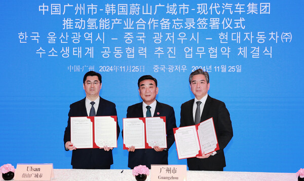 ▲(왼쪽부터) 쑨즈양 광저우시장, 김두겸 울산광역시장, 장재훈 현대차 사장이 협약서를 들고 기념 촬영을 하고 있다. ⓒ현대자동차