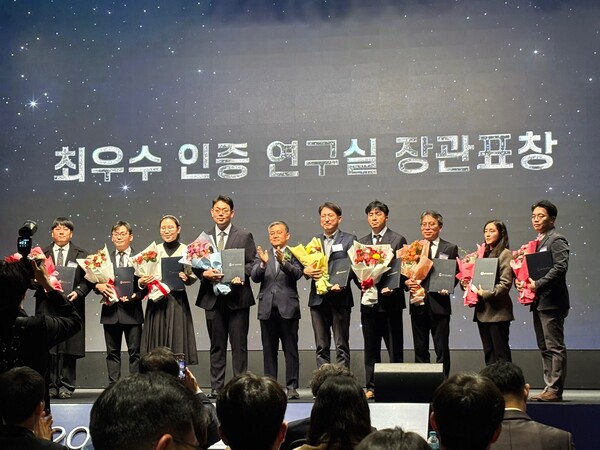 ▲한국수력원자력 중앙연구원이 25일 2024년 ‘안전관리 최우수연구실’로 선정돼 과학기술정보통신부 장관상을 수상했다. 오른쪽 세번째가 윤은섭 한수원 중앙연구원 부장. ⓒ한국수력원자력