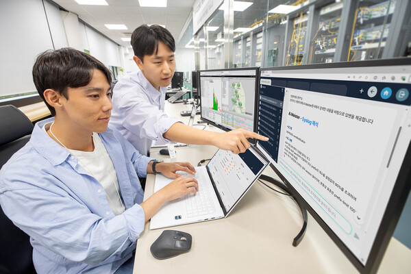 ▲KT 임직이 서울 서초구 KT연구개발센터에서 AI 마이스터와 AI 오퍼레이터의 성능을 점검하고 있다. ⓒKT