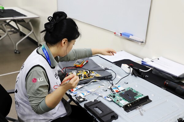 ▲LG전자 서비스 매니저들이 글로벌 사업장 곳곳에서 열린 '2024 서비스 올림픽'에 출전해 수리 및 상담 역량을 뽐내고 있다. ⓒLG전자