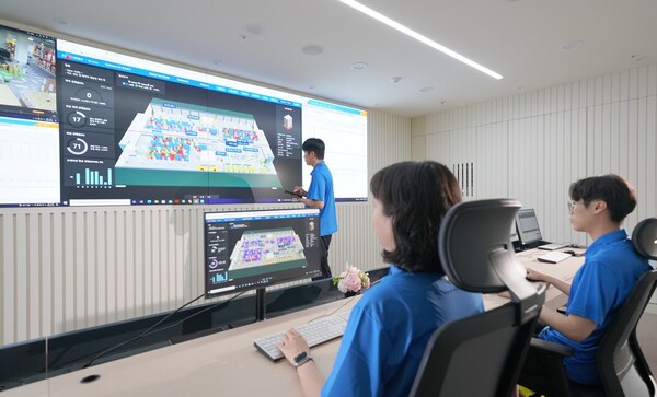 ▲군포풀필먼트센터 관제실에서 CJ대한통운 직원들이 디지털트윈 기술을 활용해 입출고 과정 및 재고상태 등 물류 전과정을 살펴보고 있다. ⓒCJ대한통운