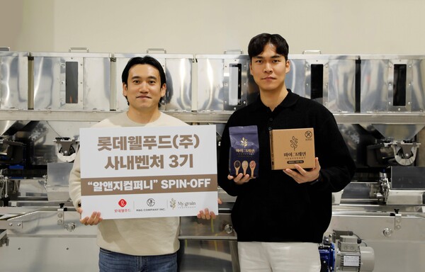 ▲안동광 알앤지컴퍼니 대표(사진 오른쪽)와 박민규 롯데웰푸드 경영기획팀 책임. ⓒ롯데웰푸드