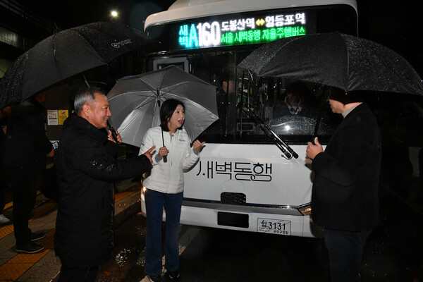 ▲새벽동행 자율주행버스 설명듣는 최호정 의장(사진 오른쪽)과 이병윤 교통위원회 위원장(사진 왼쪽). ⓒ서울시의회