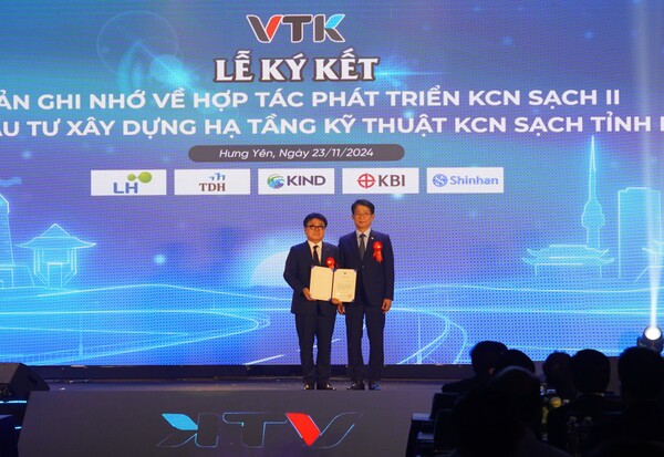 ▲윤길호 계룡건설 사장(왼쪽)이 박상우 국토교통부 장관으로부터 표창장을 수여받고 기념촬영을 진행하고 있다. ⓒ계룡건설