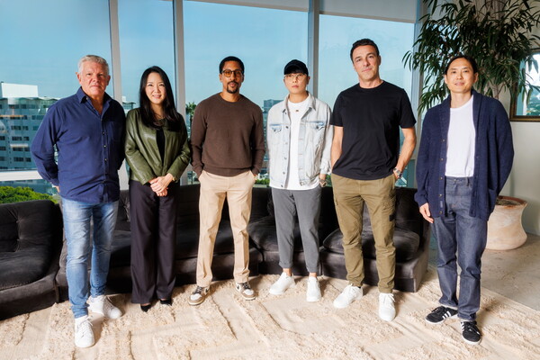 ▲(왼쪽부터)러스 린제이 문앤백 미디어 공동설립자, 최정민 SM CGO, 래리 잭슨 감마 CEO, 장윤중 카카오엔터 공동대표, 벤 쿡 감마 영국유럽대표, 케빈 니시무라 카카오-SM 통합 법인 COO가 전략적 파트너십을 체결 후 기념촬영을 하고 있다. ⓒ카카오엔터테인먼트