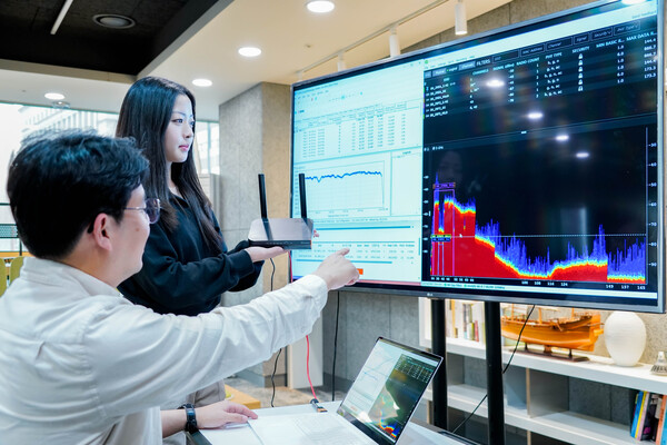 ▲SK브로드밴드 구성원들이 ‘차세대 가정용 와이파이7 공유기’ 성능을 검증하는 모습ⓒSK브로드밴드