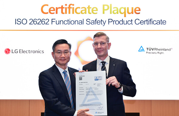 ▲LG전자가 차량용 반도체를 자체 개발하고, 독일 TUV 라인란드로부터 국제 안전표준 인증을 획득했다. LG전자 CTO부문 김진경 SoC센터장(왼쪽)이 TUV 라인란드 코리아 프랭크 주트너(Frank Juettner) 대표로부터 인증서를 전달 받았다. ⓒLG전자
