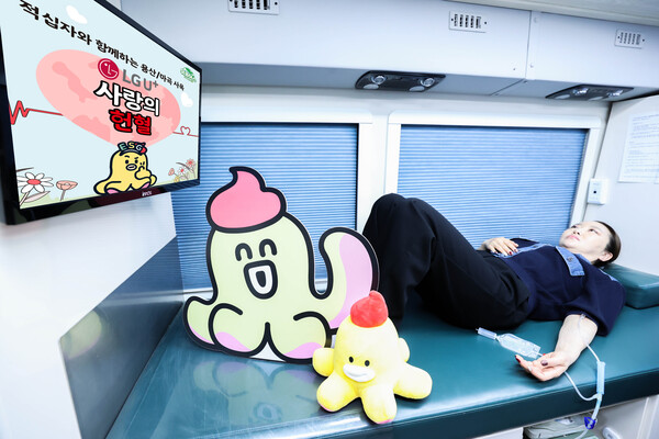 ▲전날 오전 서울 용산구 LG유플러스 용산사옥에서 직원이 대한적십자사 헌혈버스에 누워 채혈하고 있는 모습.ⓒLG유플러스