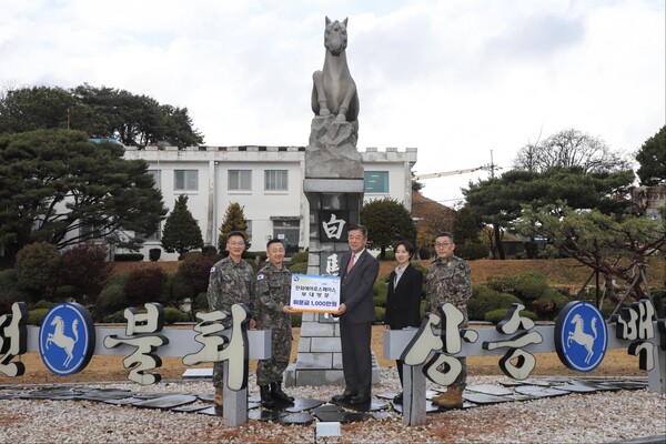 ▲지난 26일 육군 9사단 백마부대에서 강준서 한화에어로스페이스 임원(오른쪽 세번째)과 박지원 9사단장(왼쪽 두번째) 등 양측 관계자들이 위문금 전달 후 기념 촬영을 하고 있다. ⓒ한화에어로스페이스