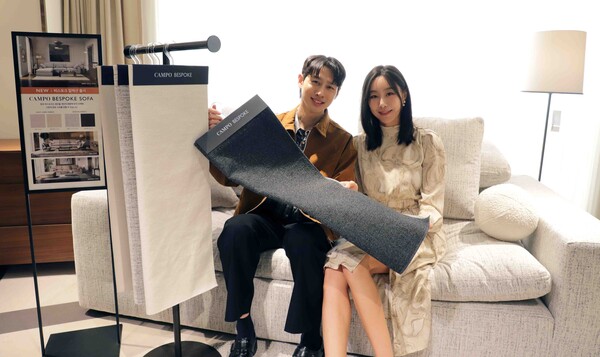 ▲캄포 비스포크 소파를 소개하는 모습. ⓒ신세계까사