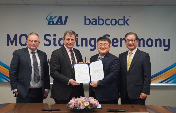 ▲KAI와 밥콕의 MOU 체결식에 참석한 (오른쪽부터) 강구영 KAI 사장, 조우래 부문장, 마크 골드삭 밥콕 총괄, 데이비드 락우드 CEO. ⓒ한국항공우주산업