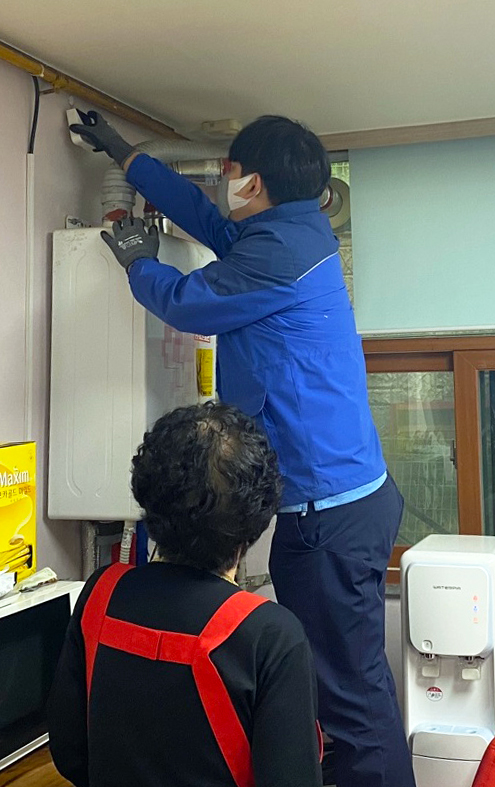 ▲삼천리 고객센터협의회가 에너지 취약계층 세대에 일산화탄소(CO)경보기를 설치하고 안전점검을 실시하고 있다. ⓒ삼천리