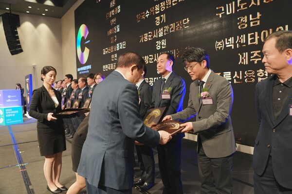 ▲김혁 넥센타이어 GHR BS(Business Sector)장(오른쪽 두번째)이 시상식에 참석해 지역사회공헌 인증기업 인증패를 받고 있다. ⓒ넥센타이어