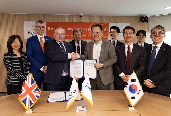 ▲데이비드 락우드 밥콕 인터내셔널 총괄 회장(왼쪽 세번째)과 김희철 한화오션 대표이사 사장(오른쪽 세번째)이 지난 28일 글로벌 함정 수출 시장 진출 확대의 발판을 마련하기 위한 전략적 파트너십 협약을 체결한 뒤 관계자들과 기념 사진을 촬영하고 있다. ⓒ한화오션