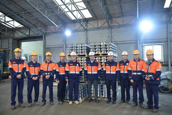 ▲최윤범 고려아연 회장(왼쪽 여섯번째), 이제중 부회장(왼쪽 일곱번째)이 최근 국가핵심기술로 신청된 안티모니 제조 현장을 찾아 직원들을 격려하고 기념 사진을 촬영하고 있다. ⓒ고려아연