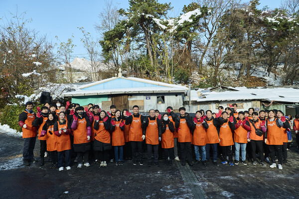 ▲지난 29일 에너지 취약계층을 위한 연탄나눔 봉사활동에서 이상학 KT&G 수석부사장(사진 가운데)과 임직원들이 기념사진을 촬영하고 있는 모습. ⓒKT&G