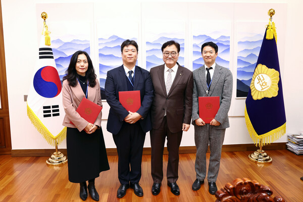 ▲우원식 의장(사진 왼쪽 세번째)이 윤리심사자문위원회 위원 3인에 위촉장을 수여하고 기념 촬영하는 모습. ⓒ국회