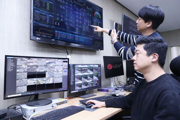 ▲ 관제 시스템을 통해 통신망을 살펴보는 LG유플러스 직원의 모습.ⓒLG유플러스
