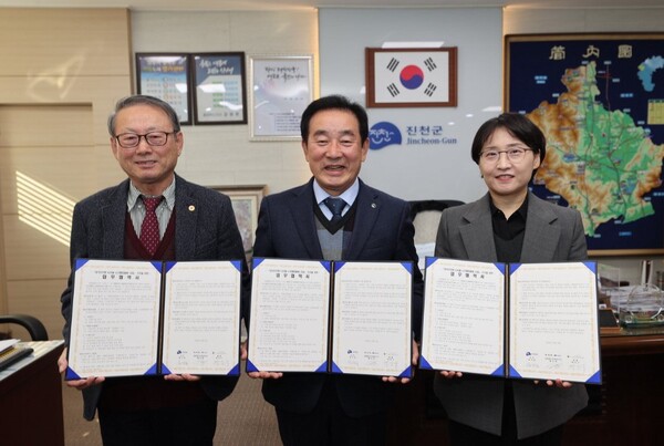 ▲(왼쪽부터)박승구 대한노인회 진천군지회장, 송기섭 진천군수, 황선영 와플랫 대표가 협약식을 마치고 사진을 찍고 있다. ⓒNHN