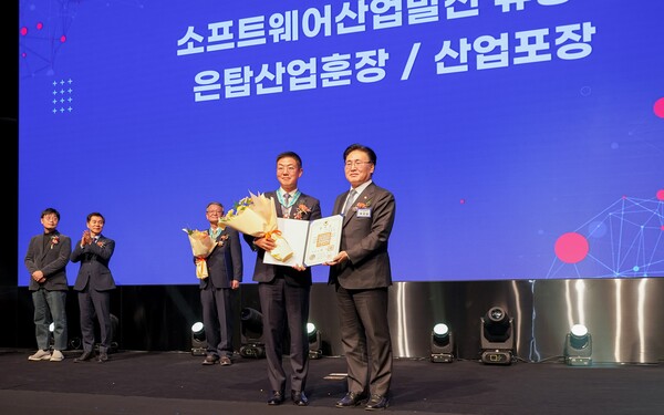 ▲지난 2일 개최된 ‘25회 소프트웨어 산업인의 날’ 기념식에서 네오위즈홀딩스 나성균 의장(좌)이 과학기술정보통신부 유상임 장관(우)과 은탑산업훈장 수훈 기념 촬영을 진행하고 있다.ⓒ네오위즈홀딩스