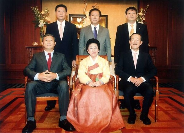 ▲ 故 구위숙 여사와 자제들 (사진 첫줄 가운데 구위숙 여사, 오른쪽 허창수 GS그룹 명예회장, 왼쪽 허정수 GS네오텍 회장 ⓒ GS그룹