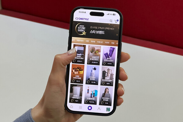 ▲CJ온스타일 고객이 CJ온스타일 모바일 앱에서 2024 온스타일 어워즈를 살펴보고 있다. ⓒCJ온스타일