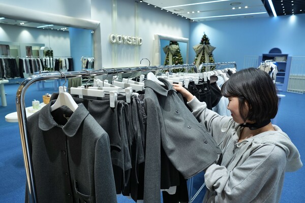 ▲잠실 롯데월드몰 코이세이오 팝업에서 상품을 살펴보는 모습. ⓒ롯데쇼핑