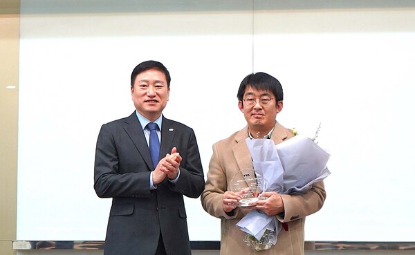 ▲(좌) 한국정보통신기술협회 손승현 협회장, (우) 안랩 제품서비스기획실 이정희 책임연구원ⓒ안랩