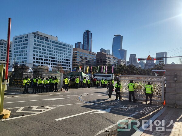 ▲국회 출입구 주변으로 경찰들이 둘러싸고 삼엄한 경비태세를 취하고 있다. ⓒ최나리 기자