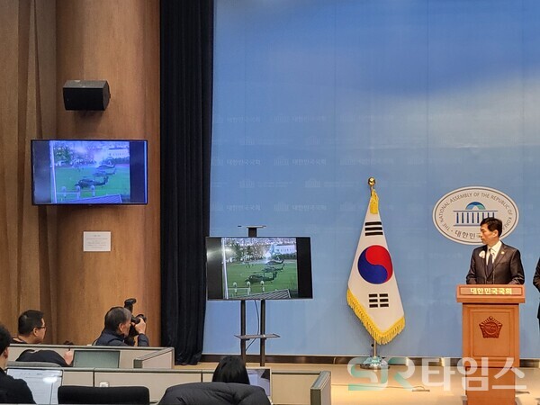 ▲김민기 사무총장이 언론브리핑을 통해 이번 사태의 피해 상황이 담긴 CCTV를 공개했다. ⓒ최나리 기자