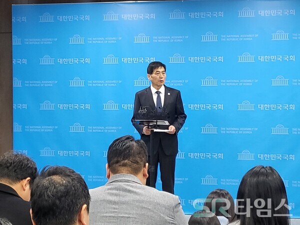 ▲김민기 국회사무총장이 언론브리핑을 마치고 기자들의 질문에 답하고 있다. ⓒ최나리 기자