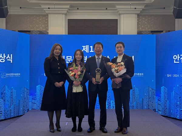 ▲이종철 용마로지스 대표이사 사장(사진 오른쪽 두번째)이 시상식에서 기념 촬영하는 모습. ⓒ용마로지스