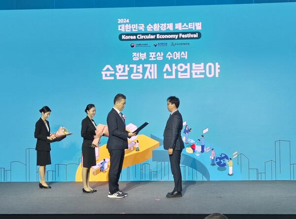 ▲박상훈 스틸사이클 본부장(오른쪽)이 순환경제 사업의 공적을 인정받아 산업통상자원부 장관상을 수상했다. ⓒ고려아연