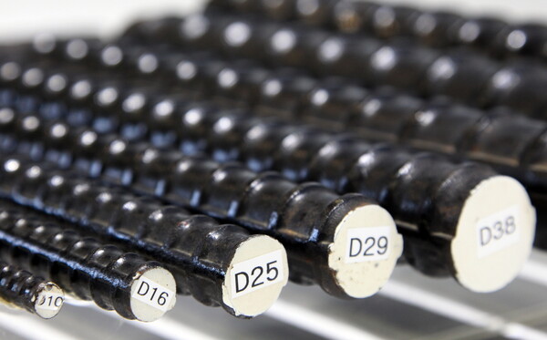 ▲현대제철 전기로에서 생산한 탄소저감형 철근. ⓒ현대제철