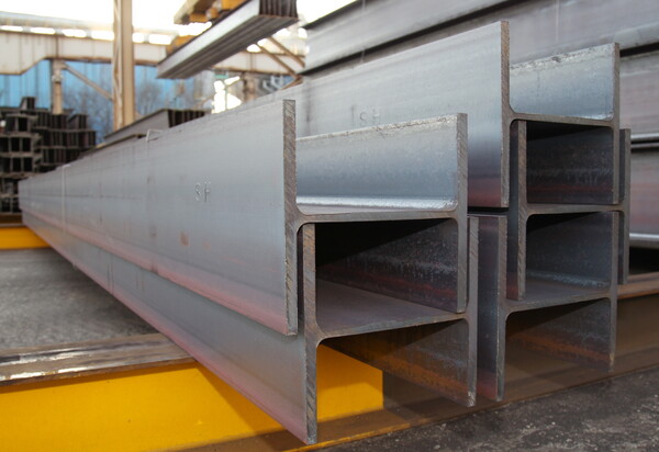 ▲현대제철 전기로에서 생산해 건축물 뼈대로 사용될 탄소저감형 H형강. ⓒ현대제철