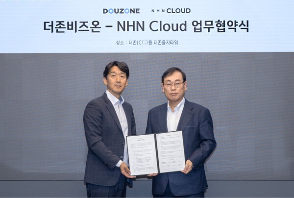 ▲NHN클라우드 김동훈 대표(좌측)와 더존비즈온 이강수 사장(우측)이 기념촬영을 하고 있다. ⓒNHN클라우드