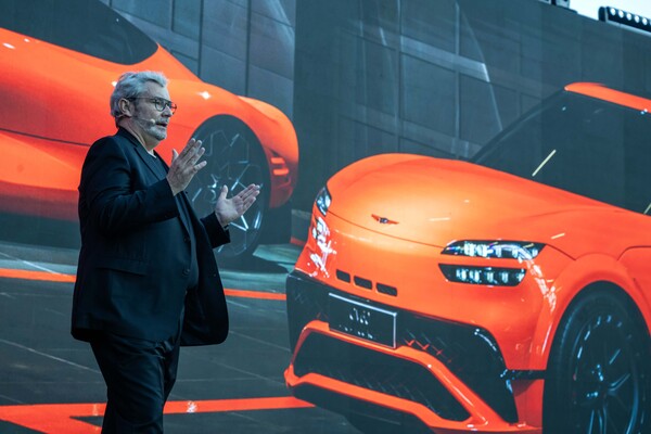 ▲4일(현지시간) UAE 두바이 아르마니 호텔에서 열린 ‘제네시스 모터스포츠 프리미어’에서 루크 동커볼케 사장이 발표하고 있다. ⓒ제네시스